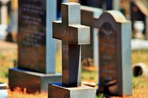 Posare monumenti funebri e mantenere cappelle o tombe di famiglia